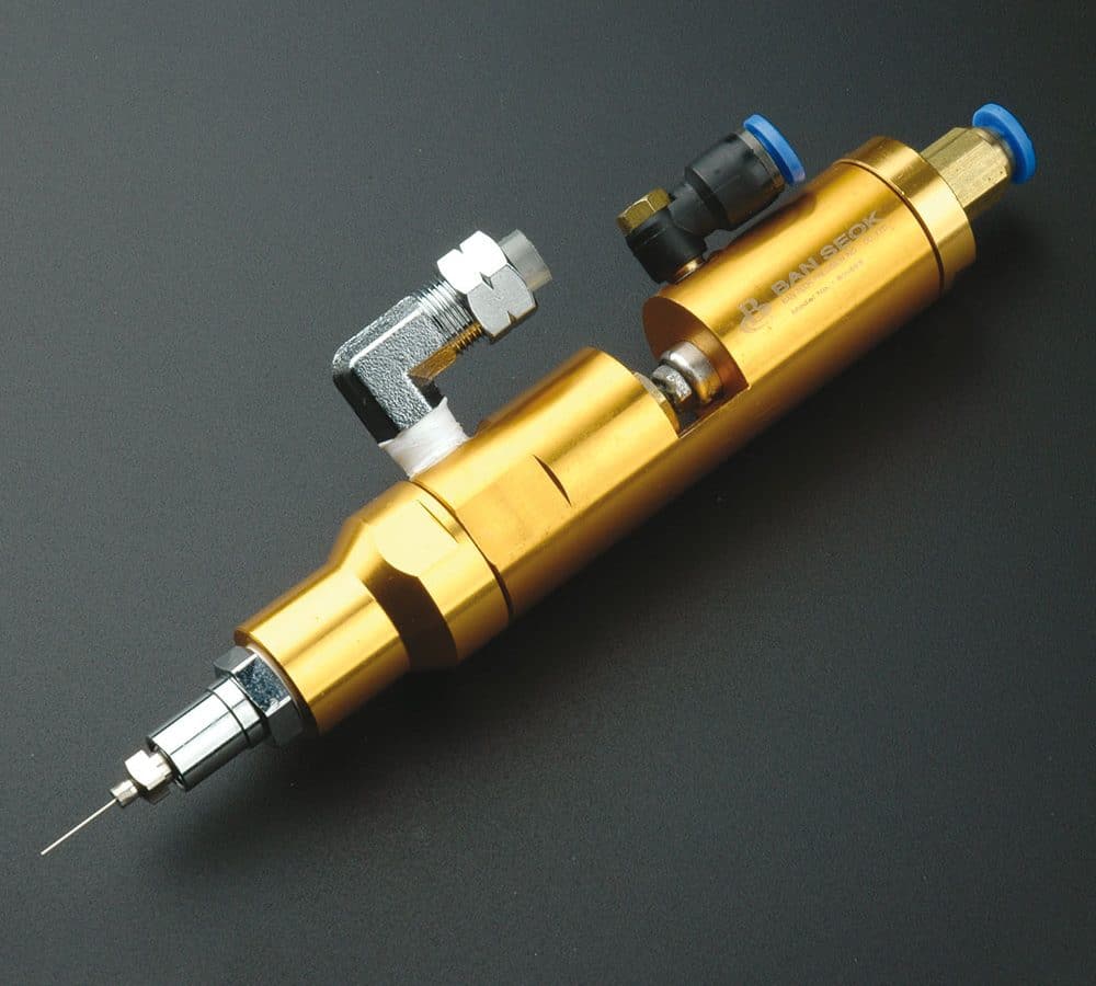 Valve de dosage industrielle en inox utilisée pour l’application précise de fluides liquides et pâteux sur une ligne de production automatisée.